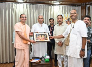 मुख्यमंत्री श्री बघेल को श्रीकृष्ण जन्माष्टमी समारोह में शामिल होने का आमंत्रण