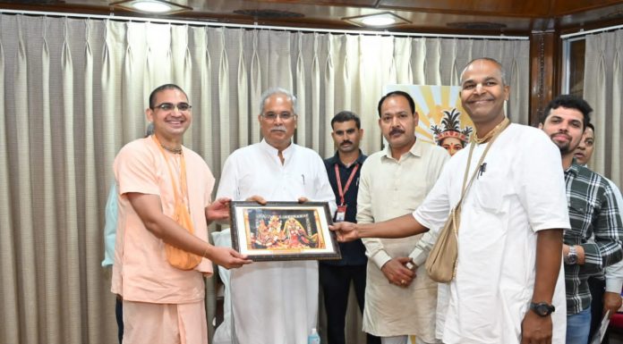 मुख्यमंत्री श्री बघेल को श्रीकृष्ण जन्माष्टमी समारोह में शामिल होने का आमंत्रण