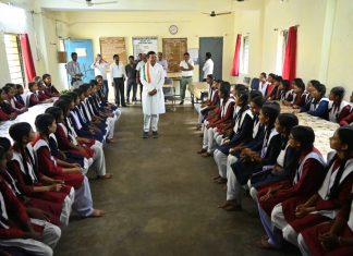 मनेंद्रगढ़ – छात्रावासों में सभी मूलभूत व्यवस्था हो: प्रभारी मंत्री मोहन मरकाम