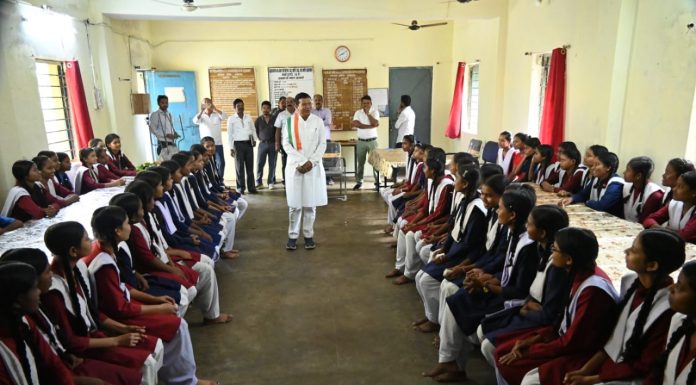 मनेंद्रगढ़ – छात्रावासों में सभी मूलभूत व्यवस्था हो: प्रभारी मंत्री मोहन मरकाम