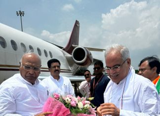रायपुर : मुख्यमंत्री भूपेश बघेल ने नेता प्रतिपक्ष राज्यसभा मल्लिकार्जुन खड़गे का रायपुर एयरपोर्ट पहुंचने पर किया आत्मीय स्वागत