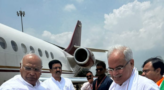 रायपुर : मुख्यमंत्री भूपेश बघेल ने नेता प्रतिपक्ष राज्यसभा मल्लिकार्जुन खड़गे का रायपुर एयरपोर्ट पहुंचने पर किया आत्मीय स्वागत