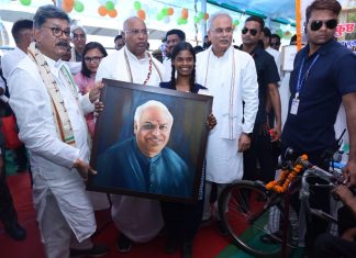 जांजगीर – कक्षा 10वीं में पढ़ने वाली श्रवण बाधित दिव्यांग छात्रा शैल कुमारी सिदार ने नेता प्रतिपक्ष राज्यसभा मल्लिकार्जुन खड़गे की पेंटिंग भेंट की