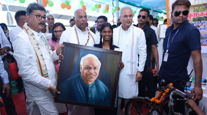 जांजगीर – कक्षा 10वीं में पढ़ने वाली श्रवण बाधित दिव्यांग छात्रा शैल कुमारी सिदार ने नेता प्रतिपक्ष राज्यसभा मल्लिकार्जुन खड़गे की पेंटिंग भेंट की