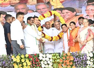 जांजगीर-चांपा – नेता प्रतिपक्ष, राज्यसभा मल्लिकार्जुन खड़गे का मुख्य मंच पर गजमाला से स्वागत किया गया
