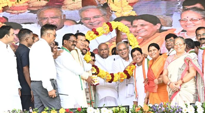 जांजगीर-चांपा – नेता प्रतिपक्ष, राज्यसभा मल्लिकार्जुन खड़गे का मुख्य मंच पर गजमाला से स्वागत किया गया