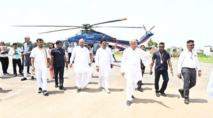 जांजगीर-चांपा – हेलीपेड पर नेता प्रतिपक्ष राज्यसभा मल्लिकार्जुन खड़गे एवं मुख्यमंत्री भूपेश बघेल का आत्मीय स्वागत
