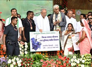 भरोसे के सम्मेलन में 627 हितग्राहियों को चिटफंड की 44 लाख 56 हजार रुपए की राशि वापसी का चेक सौंपा गया