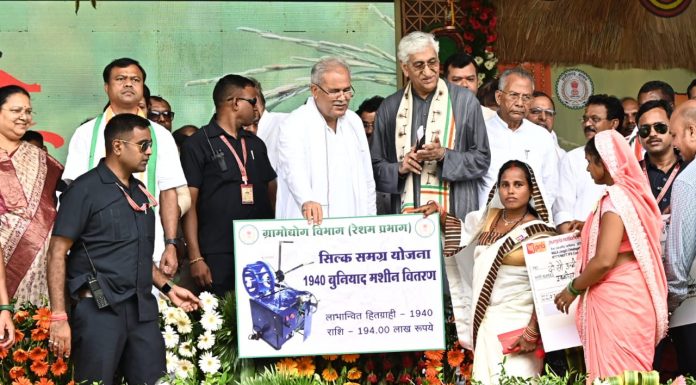 भरोसे के सम्मेलन में 627 हितग्राहियों को चिटफंड की 44 लाख 56 हजार रुपए की राशि वापसी का चेक सौंपा गया