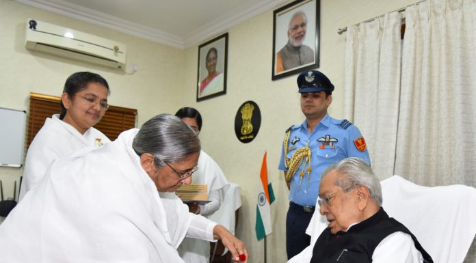 रायपुर : राज्यपाल श्री हरिचंदन को ब्रम्हाकुमारी बहनों ने बांधी राखी