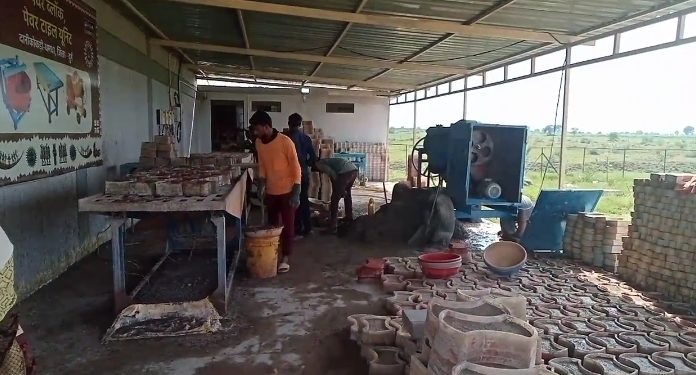 रायपुर : दानीकोकड़ी के पेवर ब्लॉक यूनिट से युवाओं को मिल रहा रोजगार