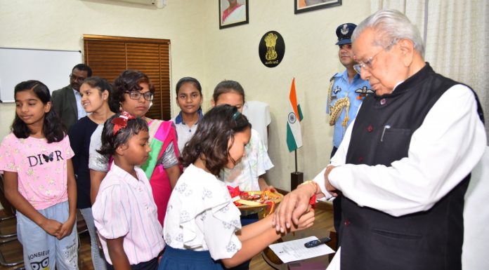 रायपुर : बाल ग्राम और स्कूल की बालिकाओं ने राज्यपाल श्री हरिचंदन को बांधी राखी
