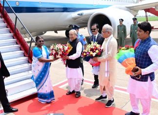 राष्ट्रपति श्रीमती द्रौपदी मुर्मु आज पूर्वाह्न अपने दो दिवसीय छत्तीसगढ़ प्रवास पर राजधानी रायपुर के स्वामी विवेकानंद विमानतल पहुँची