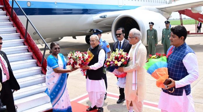 राष्ट्रपति श्रीमती द्रौपदी मुर्मु आज पूर्वाह्न अपने दो दिवसीय छत्तीसगढ़ प्रवास पर राजधानी रायपुर के स्वामी विवेकानंद विमानतल पहुँची