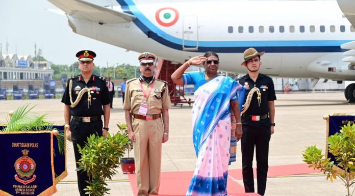 स्वामी विवेकानंद विमानतल पर राष्ट्रपति श्रीमती द्रौपदी मुर्मु को दिया गया गार्ड ऑफ ऑनर