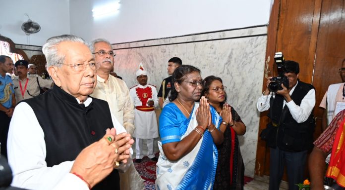 रायपुर : राष्ट्रपति श्रीमती द्रौपदी मुर्मु राजधानी के गायत्री नगर स्थित भगवान जगन्नाथ मंदिर पहुँची