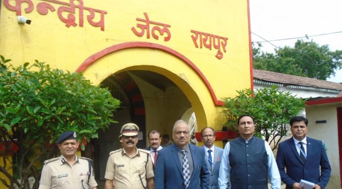 मुख्य न्यायाधीश ने सेंट्रल जेल का किया औचक निरीक्षण