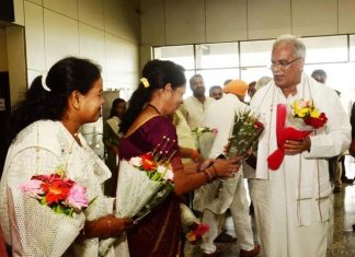 मुख्यमंत्री का जगदलपुर एयरपोर्ट में किया गया आत्मीय स्वागत