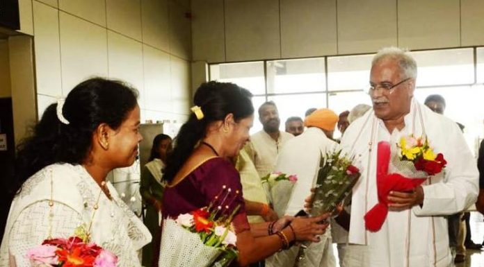 मुख्यमंत्री का जगदलपुर एयरपोर्ट में किया गया आत्मीय स्वागत