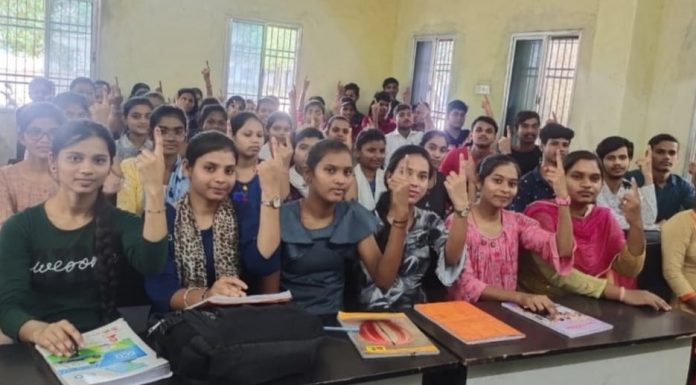 लोकतंत्र का सम्मान करें, शत प्रतिशत मतदान करें