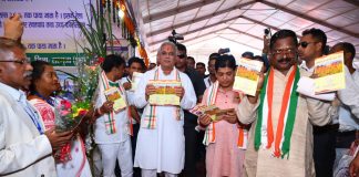 मुख्यमंत्री भूपेश बघेल विश्व आदिवासी दिवस पर सरगुजा जिले के सीतापुर में आय़ोजित कार्यक्रम में हुए शामिल