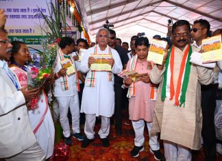मुख्यमंत्री भूपेश बघेल विश्व आदिवासी दिवस पर सरगुजा जिले के सीतापुर में आय़ोजित कार्यक्रम में हुए शामिल