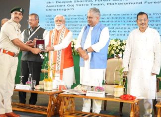 विश्व हाथी दिवस – 12अगस्त को गज गौरव राष्ट्रीय पुरुस्कार से सम्मानित हुए छत्तीसगढ़ से वनरक्षक दीपक शर्मा एवं गजयात्रा टीम