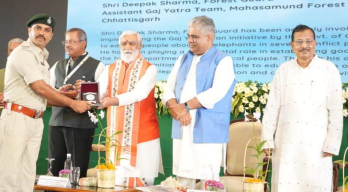 विश्व हाथी दिवस – 12अगस्त को गज गौरव राष्ट्रीय पुरुस्कार से सम्मानित हुए छत्तीसगढ़ से वनरक्षक दीपक शर्मा एवं गजयात्रा टीम