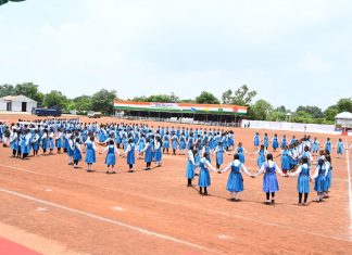 छात्राओं ने मानव श्रृंखला बनाकर शत प्रतिशत मतदान का दिया संदेश