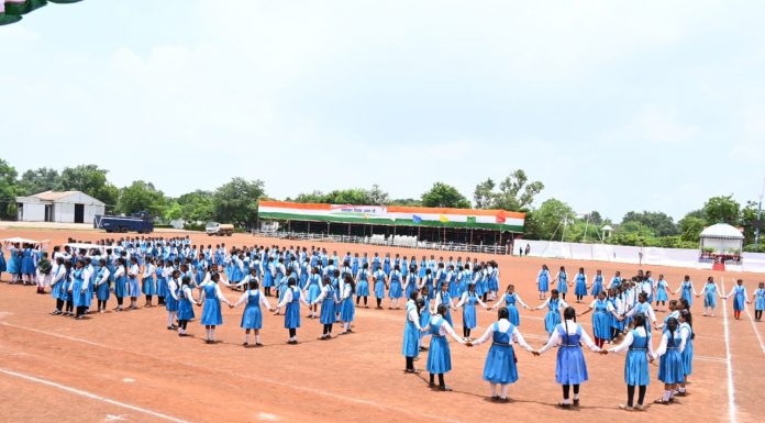 छात्राओं ने मानव श्रृंखला बनाकर शत प्रतिशत मतदान का दिया संदेश
