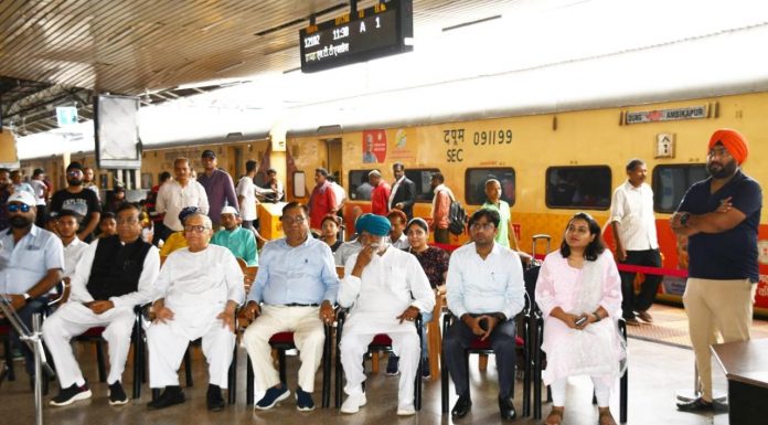 दक्षिण पूर्व मध्य रेलवे रायपुर मंडल में विभाजन विभीषिका दिवस रायपुर स्टेशन परिसर मे मनाया गया