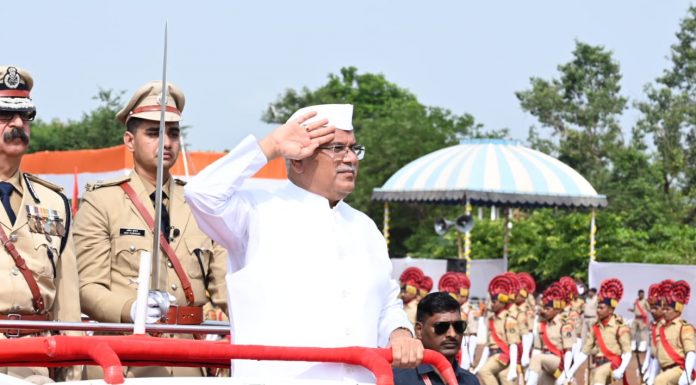 आजादी की 76 वीं वर्षगांठ: मुख्यमंत्री ने राजधानी रायपुर के पुलिस परेड ग्राउंड में किया ध्वजारोहण : प्रदेशवासियों को दी महत्वपूर्ण अनेक सौगात
