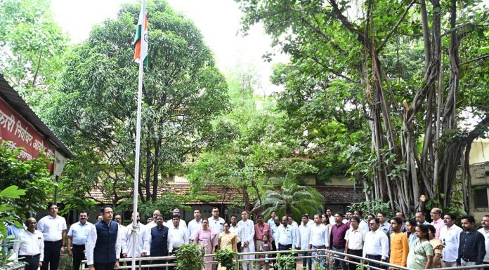 जनसंपर्क संचालनालय में संचालक श्री चौबे ने किया ध्वजारोहण