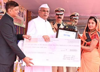 मुख्यमंत्री ने उत्कृष्ट कार्याें के लिए तीन गौठानों को किया पुरस्कृत