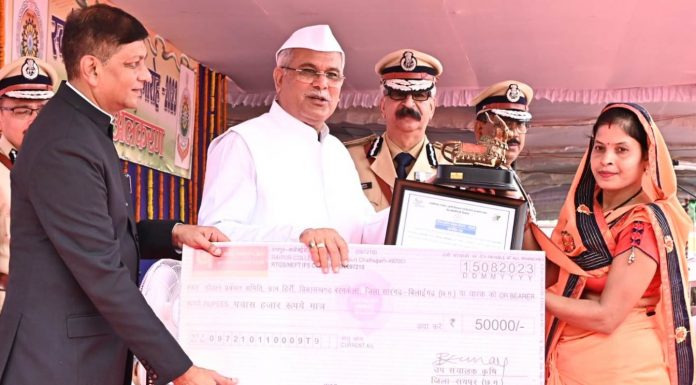 मुख्यमंत्री ने उत्कृष्ट कार्याें के लिए तीन गौठानों को किया पुरस्कृत