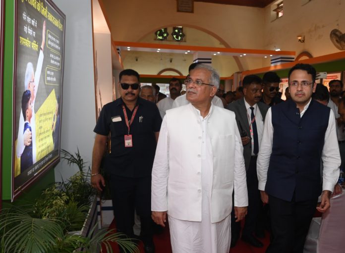 The Chief Minister inaugurated the photo exhibition organized by the Public Relations Department on the 76th anniversary of independence.