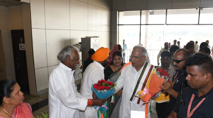 मुख्यमंत्री भूपेश बघेल का जगदलपुर एयरपोर्ट में किया गया आत्मीय स्वागत