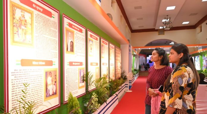 आजादी की 76वीं वर्षगांठ पर जनसंपर्क विभाग द्वारा आयोजित छायाचित्र प्रदर्शनी का लोगो ने किया अवलोकन