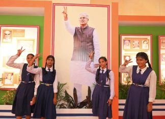 प्रदर्शनी में राष्ट्रपिता महात्मा गांधी, पंडित नेहरू, श्रीमती इंदिरा गांधी, श्री राजीव गांधी के छत्तीसगढ़ प्रवास के दुर्लभ छायाचित्र बने आकर्षण का केन्द्र