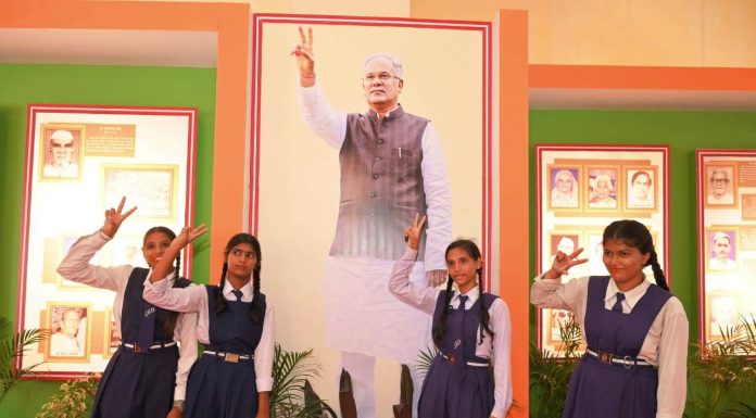 प्रदर्शनी में राष्ट्रपिता महात्मा गांधी, पंडित नेहरू, श्रीमती इंदिरा गांधी, श्री राजीव गांधी के छत्तीसगढ़ प्रवास के दुर्लभ छायाचित्र बने आकर्षण का केन्द्र