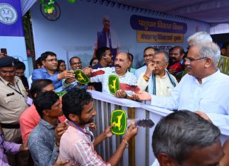 मुख्यमंत्री ने कृषि यांत्रिकीकरण पर सबमिशन घटक योजना के 10 हितग्राहियों को ट्रेक्टर एवं एक हितग्राही को हार्वेस्टर की चाबी सौंपी