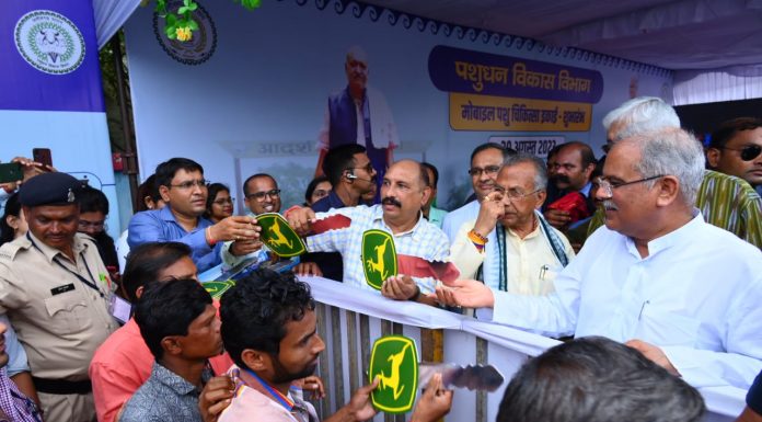 मुख्यमंत्री ने कृषि यांत्रिकीकरण पर सबमिशन घटक योजना के 10 हितग्राहियों को ट्रेक्टर एवं एक हितग्राही को हार्वेस्टर की चाबी सौंपी