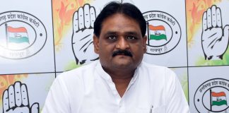 प्रत्याशी घोषित होते ही भाजपा में भगदड़ और बगावत-कांग्रेस