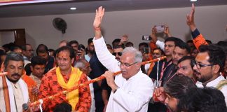 हाथों में जलाभिषेक का जल थामे कांवड़ लेकर मुख्यमंत्री ने किया दिव्य कांवड़ यात्रा का शुभारंभ