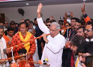 हाथों में जलाभिषेक का जल थामे कांवड़ लेकर मुख्यमंत्री ने किया दिव्य कांवड़ यात्रा का शुभारंभ