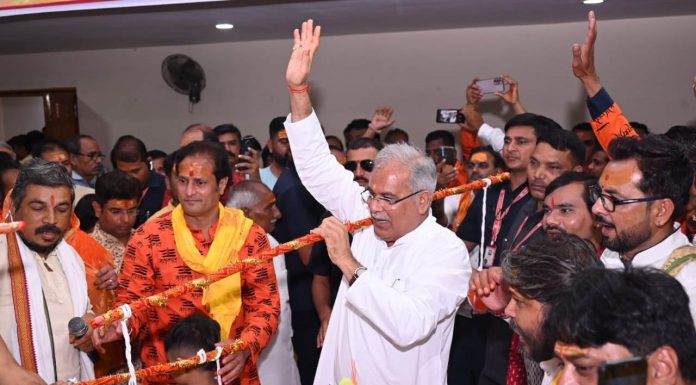 हाथों में जलाभिषेक का जल थामे कांवड़ लेकर मुख्यमंत्री ने किया दिव्य कांवड़ यात्रा का शुभारंभ