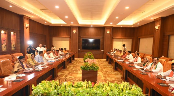 विधानसभा चुनाव के लिए भाजपा की पहली सूची में घोषित प्रत्याशियों की परिचय बैठक प्रदेश कार्यालय में हुई