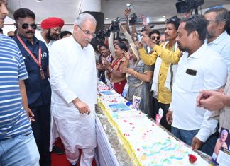 जन्मदिन की खुशी में मुख्यमंत्री के लिए बनाया डेढ़ सौ फीट लंबा केक, शासकीय योजनाओं की थीम के लिए केक निर्माताओं को मिली प्रशंसा