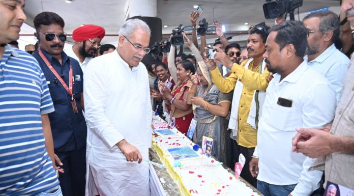 जन्मदिन की खुशी में मुख्यमंत्री के लिए बनाया डेढ़ सौ फीट लंबा केक, शासकीय योजनाओं की थीम के लिए केक निर्माताओं को मिली प्रशंसा