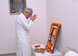 मुख्यमंत्री ने स्वामी आत्मानंद की पुण्यतिथि पर उन्हें किया नमन